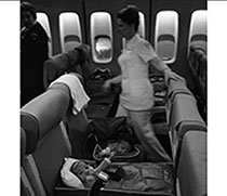 Krankenschwestern und vietnamesische Flüchtlingskinder auf einem Operation Babylift-Flug nach seiner Ankunft am San Fransisco International Airport 1975